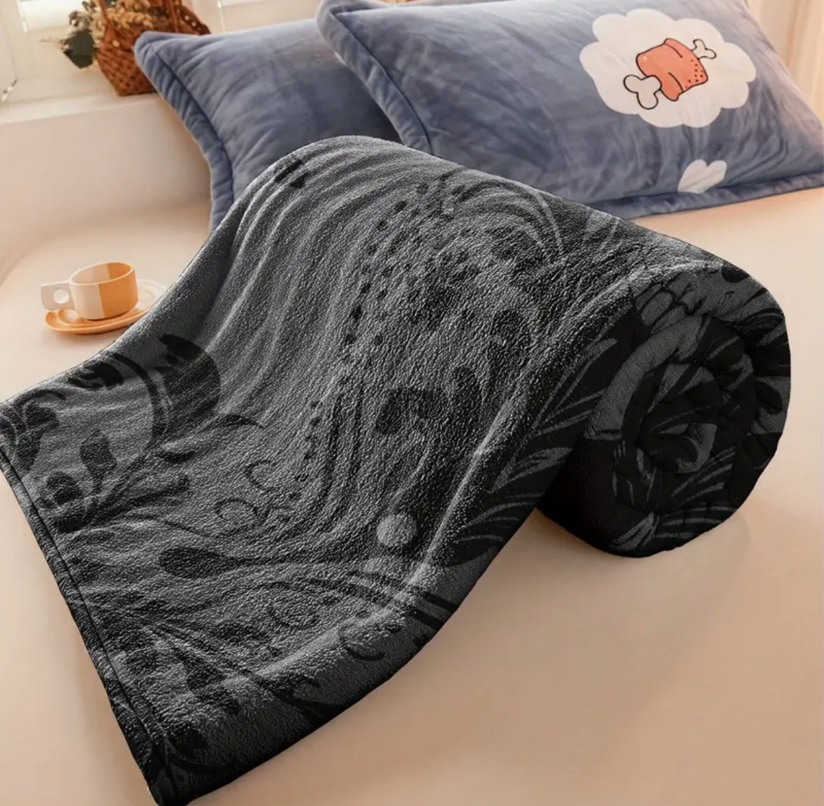 Lightweight Skull Throw Blanket