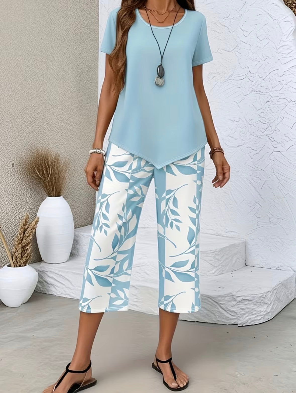 2-Piece Outfit with a Short-Sleeve Round Neck Top with a Leaf Pattern Wide-Leg Pants