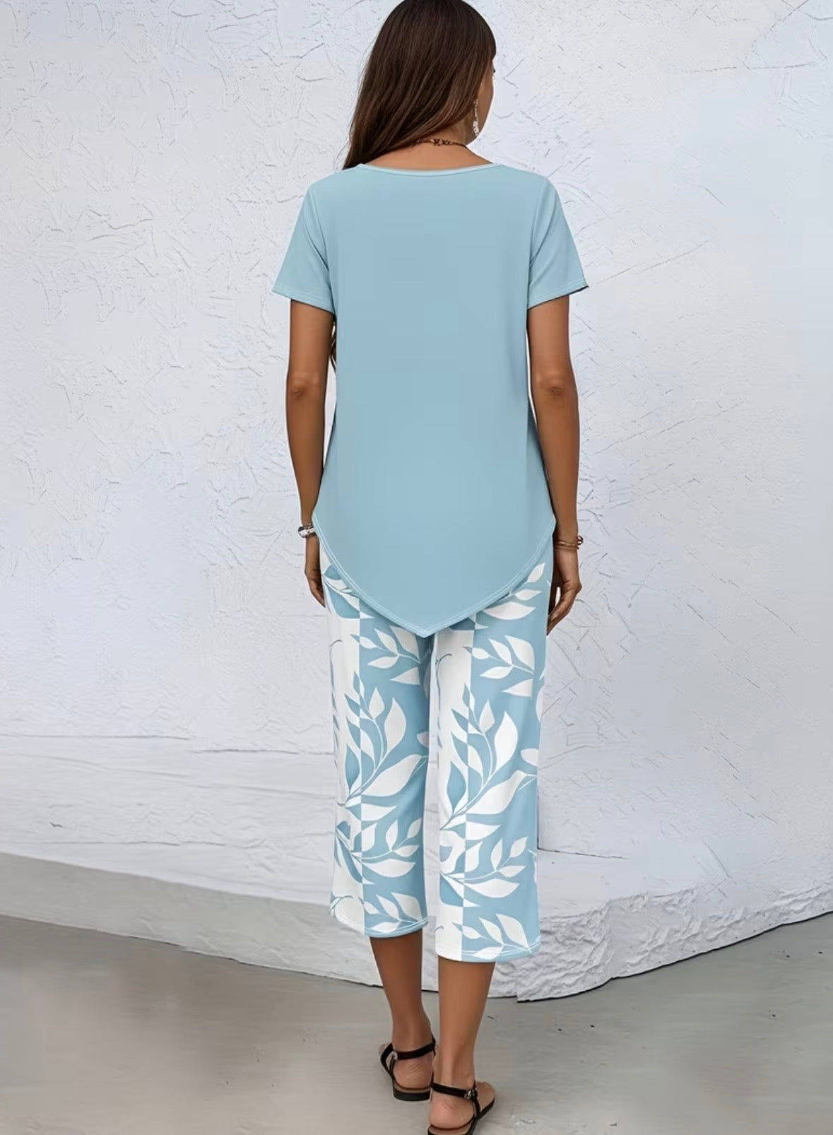 2-Piece Outfit with a Short-Sleeve Round Neck Top with a Leaf Pattern Wide-Leg Pants