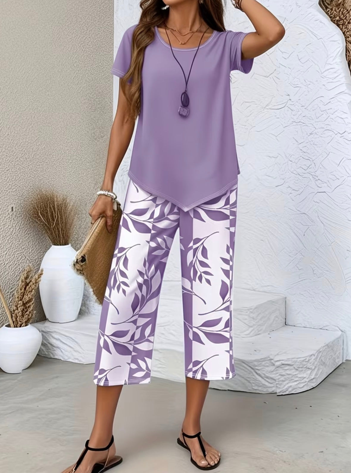 2-Piece Outfit with a Short-Sleeve Round Neck Top with a Leaf Pattern Wide-Leg Pants