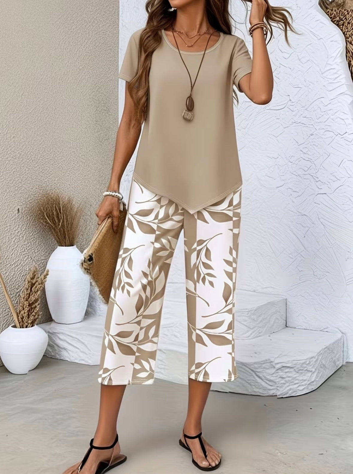 2-Piece Outfit with a Short-Sleeve Round Neck Top with a Leaf Pattern Wide-Leg Pants