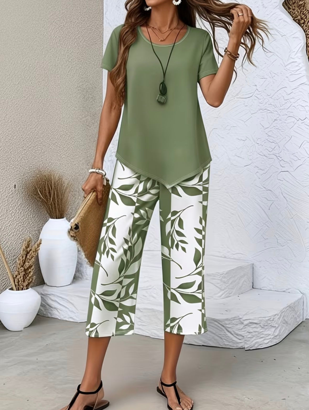 2-Piece Outfit with a Short-Sleeve Round Neck Top with a Leaf Pattern Wide-Leg Pants