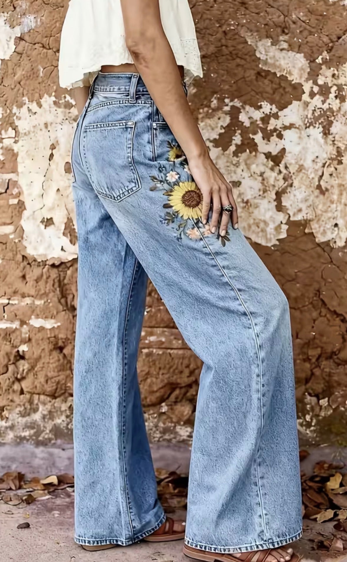 Vintage Straight-Leg Jeans Featuring an Embroidered Sunflower Design